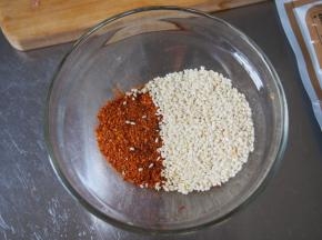开始准备辣椒油啦，辣椒粉和白芝麻，根据自家的喜好，我放的比较多，亲们可以减少一些白芝麻