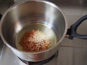 锅内热油，放入辣椒粉和白芝麻炒出炸出香味，盛出备用