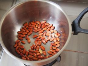 我偷了个懒，直接用锅中剩下的油继续炒了个花生，晾凉后压碎备用