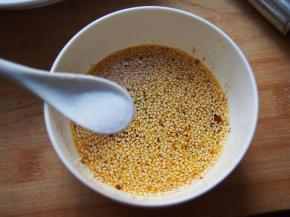 在辣椒油中加入少量盐、醋、酱油、白糖，还有一勺刚才煮鸡腿的汤~