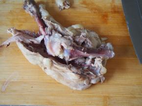 在鸡腿中切两刀，剔出鸡腿骨