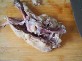 在鸡腿中切两刀，剔出鸡腿骨