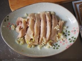 撒上适量的蒜泥