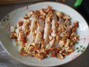 撒上适量的花生碎，我没有去掉红衣，这个是比较有营养的，亲们觉得不美观可以去掉~