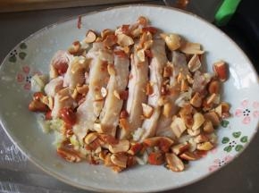 撒上适量的花生碎，我没有去掉红衣，这个是比较有营养的，亲们觉得不美观可以去掉~