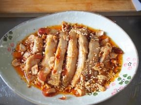 将调好的辣椒油倒入