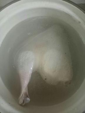 把水烧开，放入鸭腿焯水捞出，用水冲洗干净，沥干水份备用
