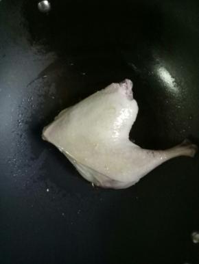 锅里倒入食用油加热，放入鸭腿