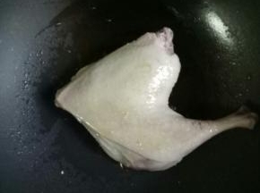 锅里倒入食用油加热，放入鸭腿