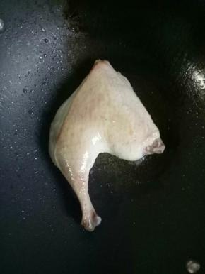 稍稍煎制，翻面，两面都要煎到