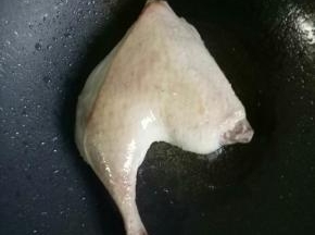 稍稍煎制，翻面，两面都要煎到