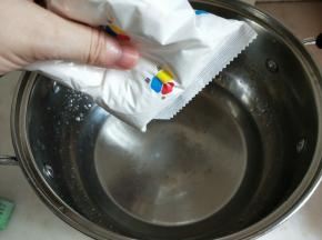 300克温水加入35克白凉粉，搅拌至凉粉化开。