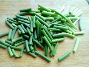 新鲜的蒜薹，把头尾切掉，冲洗干净后切段。(段的长短可以根据个人喜欢)