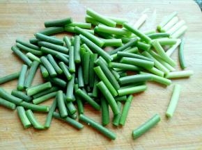 新鲜的蒜薹，把头尾切掉，冲洗干净后切段。(段的长短可以根据个人喜欢)