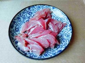 里脊肉洗干净切片。(可以把肉洗干净后放入食品袋送进冰箱冷冻一会，再拿出来切，这样比较好切。)