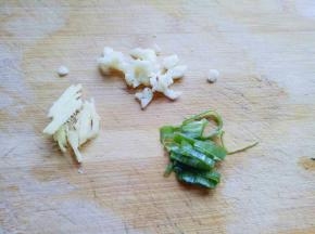 葱姜蒜洗干净后切碎。