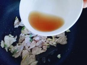 炒至肉片变白时，加入料酒煸炒。