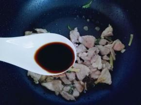 再加入生抽继续煸炒。