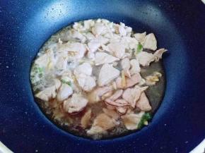 加一勺水，把肉片炒熟。