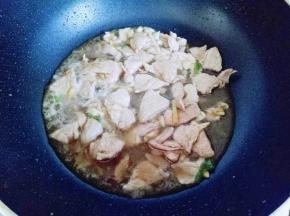 加一勺水，把肉片炒熟。