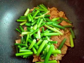 肉片炒熟后加入蒜薹，快速翻炒均匀，调味出锅。