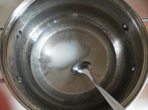 加入细砂糖，搅拌融化。