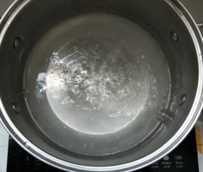 加入剩下300克水，搅匀中火煮至沸腾后，静置3分钟。