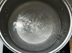 加入剩下300克水，搅匀中火煮至沸腾后，静置3分钟。