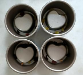 将泡开的洛神花和水果粒放在模具底部。