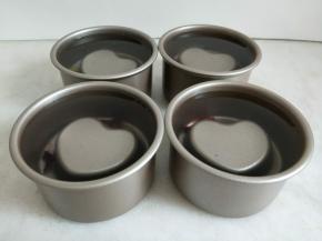 静置好的凉粉液倒入模具中，九分满，放凉后放入冰箱冷藏30分钟。