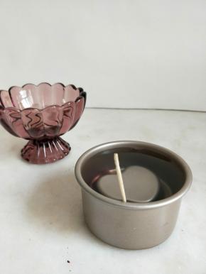 脱模时只需用牙签沿着模具边沿戳松，再轻拍模具即可脱模。不能画圈，容易划破杯壁。