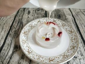 fluff棉花糖隔热水融化，倒入水晶杯。