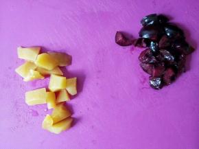 选择自己喜欢的水果，切小块。