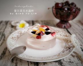 将水果粒点缀在表面即可。