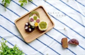 如果不喜欢成品桃山皮的味道，可以买牛奶味的桃山皮，然后根据个人喜好加入抹茶粉，可可粉，咖啡粉等天然调味上色的食材揉匀后使用。不过要注意不可以加入过多的干粉材料，否则会变干不好成品包覆力下降。请控制在3g以内。如果还是太干可以适量加入黄油揉匀