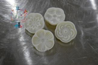 这个是花片，我们要先单独取出来，撒上面粉之后再磕掉多余的面粉。花片上不能沾太多多余的面粉。否则烤好后会干裂