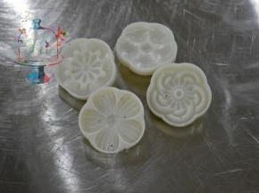 这个是花片，我们要先单独取出来，撒上面粉之后再磕掉多余的面粉。花片上不能沾太多多余的面粉。否则烤好后会干裂
