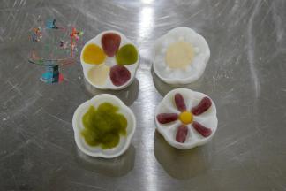 取少量的不同颜色的桃山皮，在花片上你喜欢的位置，薄薄的按压一层。不可以贪心按压的太厚太多。否则最后按压月饼出来的时候会挤到其他颜色里，混在一起就不好看了