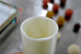 模具桶内也撒上面粉，滚动模具使面粉均匀分布在模具壁上。然后磕掉多余面粉，装入花片，上紧。装入我们揉好的月饼坯