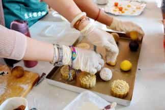 找到去年上课学生的一张操作图。大家可以参考下 1.向下按压到按不动为止（也不要特别用力，不然会把月饼皮按出模具） 2.向下推和向上提同时进行