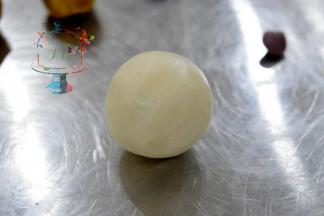 包好的月饼坯，表面一定不可以有裂缝。如果出现裂缝就把周围的皮像裂缝处抹，抹平。