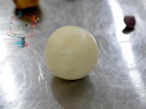 包好的月饼坯，表面一定不可以有裂缝。如果出现裂缝就把周围的皮像裂缝处抹，抹平。