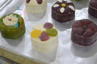 送入预热好的烤箱，180℃，烘烤10分钟后。取出放凉一会后再转移到晾架上彻底放凉。刚出炉的桃山皮月饼还很软，这个时候最后不要移动，否则容易变形