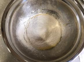 低筋面粉过筛加入，搅拌均匀。