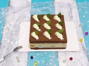 冷冻好的蛋糕取出用电吹风吹一下就可以脱模了。吹一下下就好了。