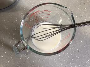 牛奶和食用油混合乳化