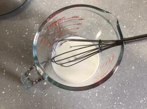 牛奶和食用油混合乳化