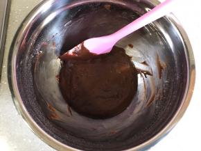加入第一步中的可可糊搅拌均匀，备用。