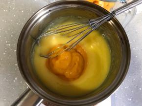 离火，加入芒果酱，搅拌均匀后放凉备用。