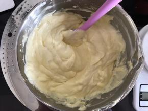 淡奶油打至全发，与芒果蛋黄糊混合均匀。